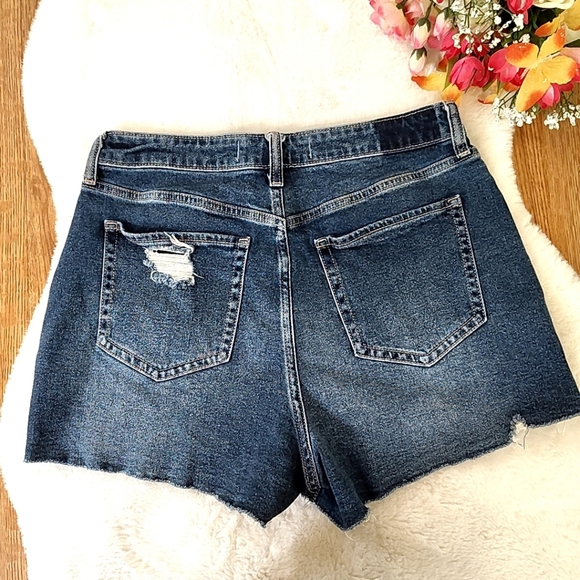 Hollister Curvy Ultra High Rise Mom Shorts - Picture 4 of 8